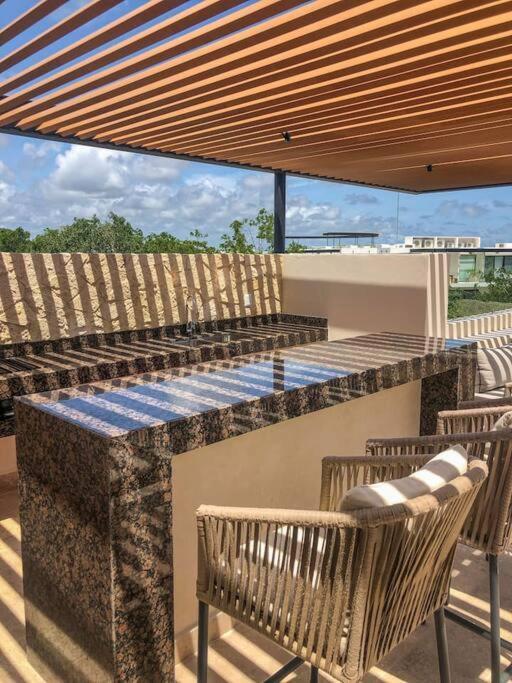 Suit Next To The Common Top Roof Exclusive Building Kingsize Bed 2 Super Pools, Gym, Grill ตูลุม ภายนอก รูปภาพ